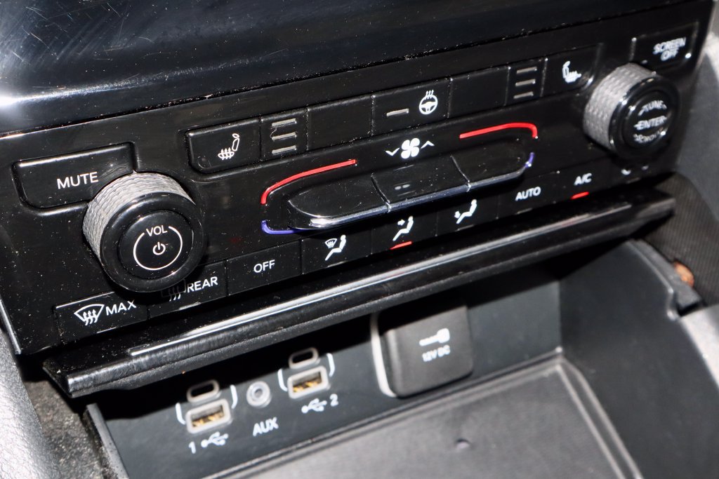 Used 2025 Jeep Grand Cherokee Altitude AWD/4WD image 32