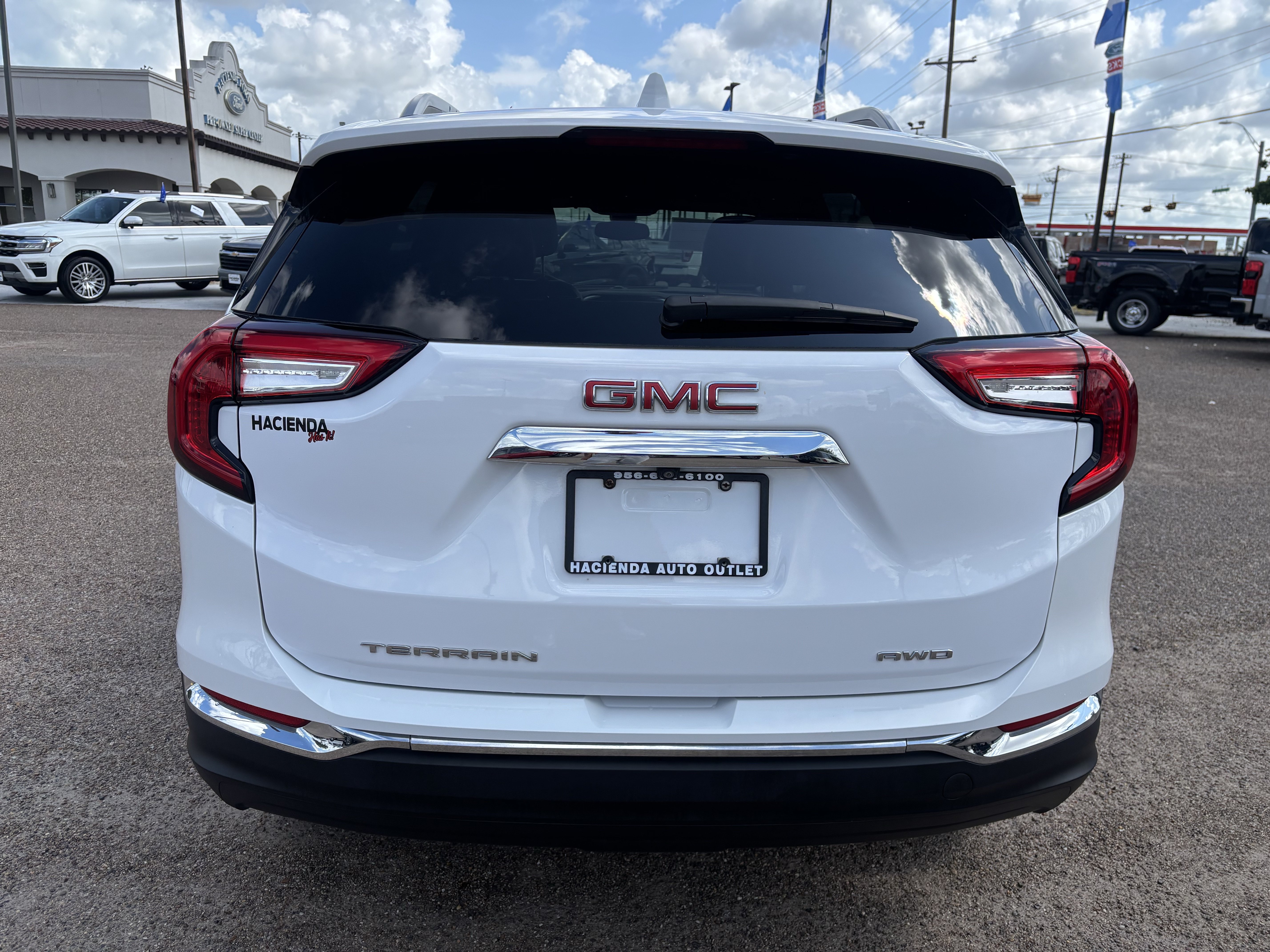 Used 2024 GMC Terrain SLT AWD/4WD image 3