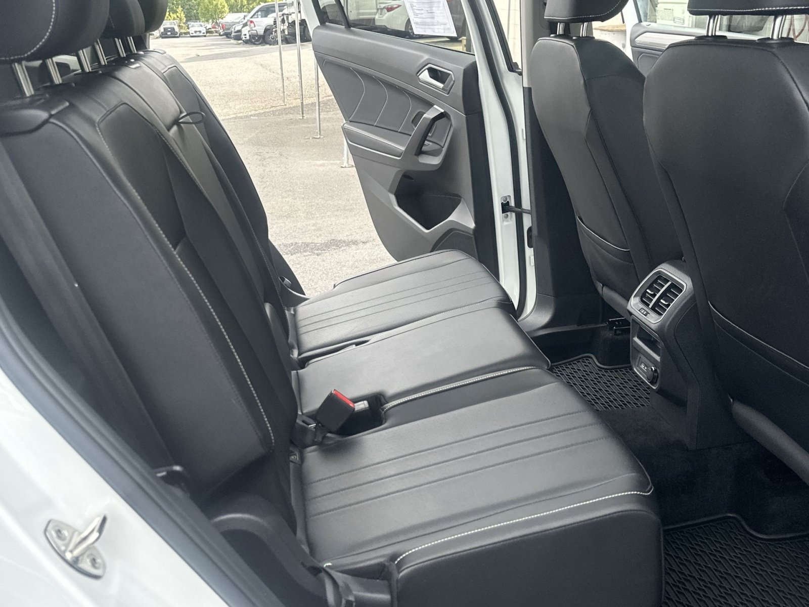 Used 2023 Volkswagen Tiguan SE w/ Panoramic Sunroof Package FWD image 32