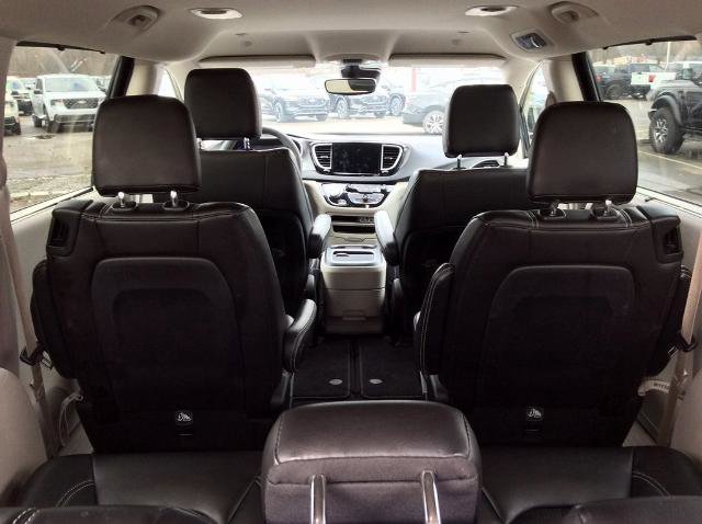 Used 2024 Chrysler Pacifica Touring-L image 13