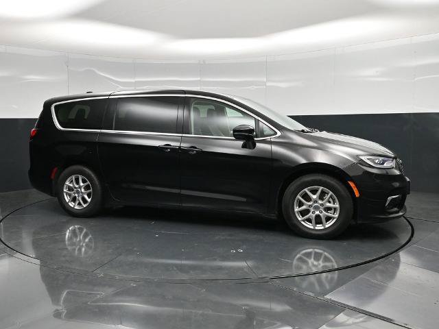 Used 2024 Chrysler Pacifica Touring-L FWD image 3