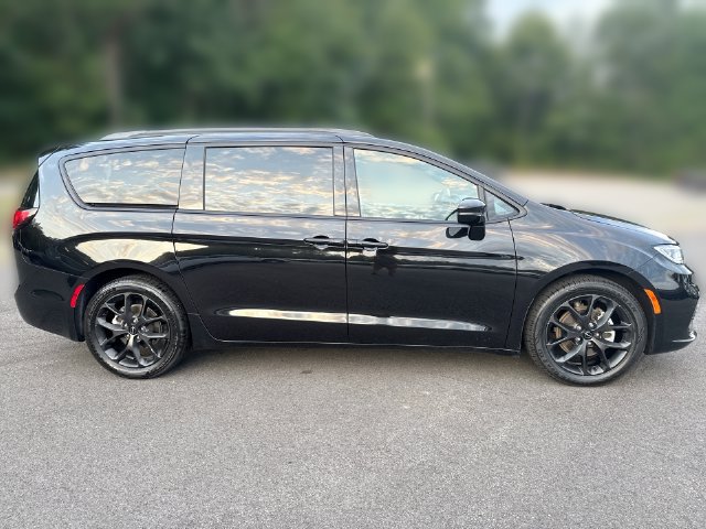 Used 2025 Chrysler Pacifica Limited FWD image 9