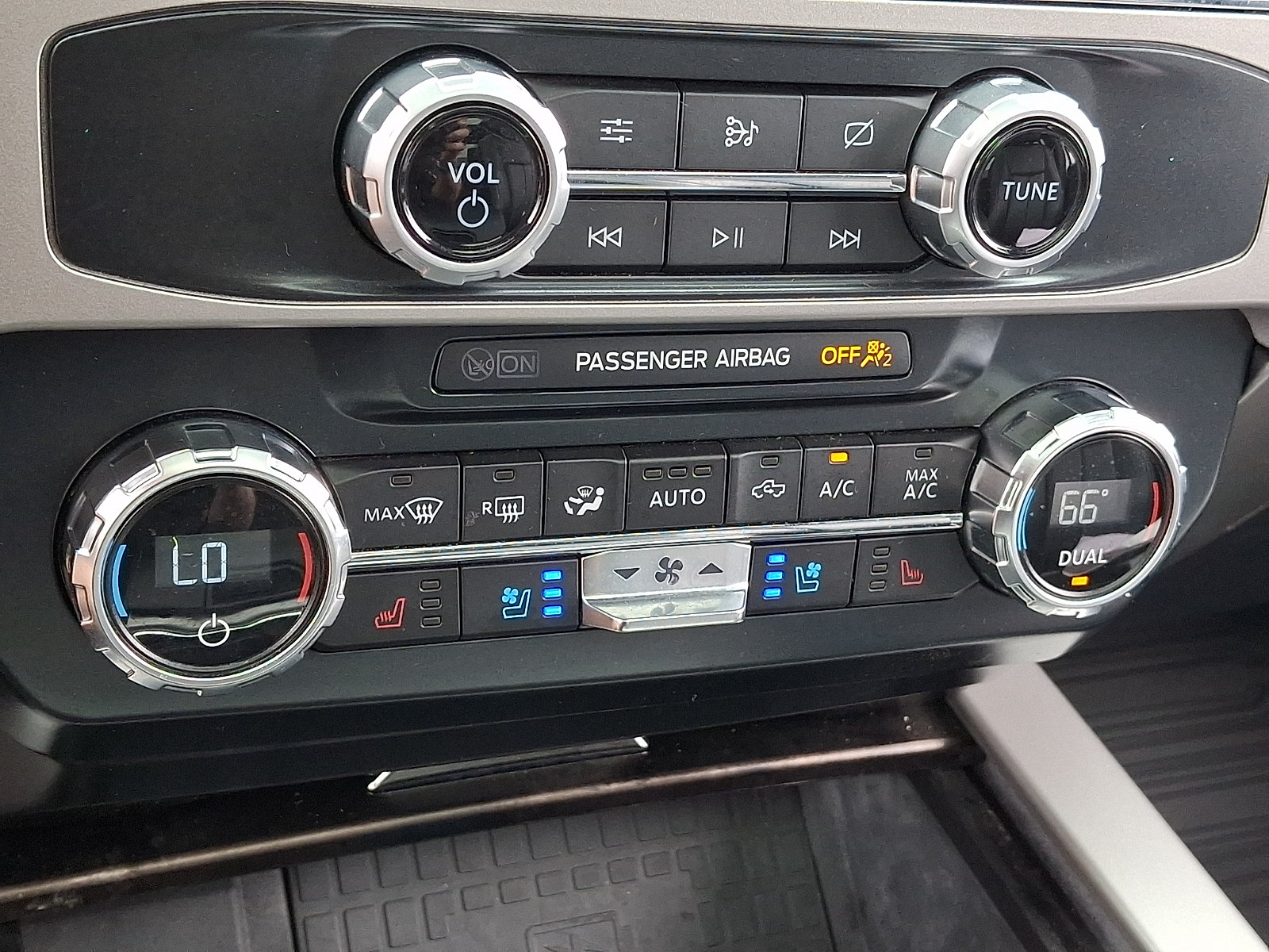 Certified 2022 Ford F350 Lariat w/ Tremor Off-Road Package AWD/4WD image 23