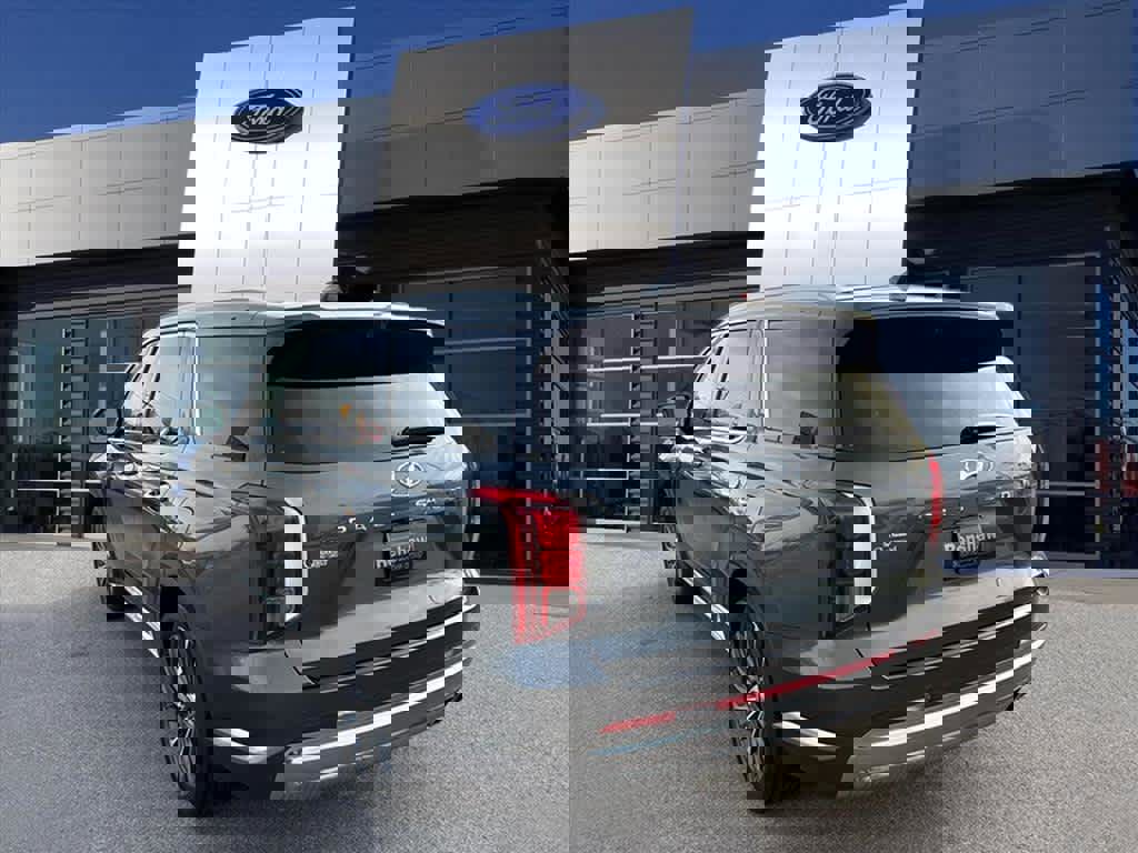 Used 2023 Hyundai Palisade Calligraphy image 2