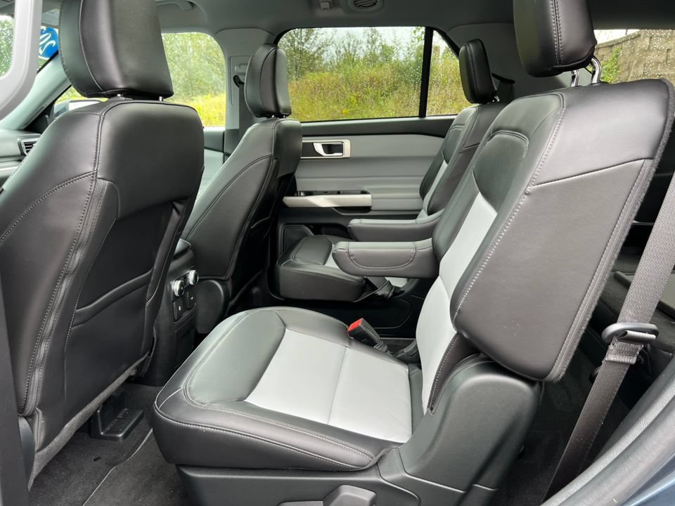 Certified 2023 Ford Explorer XLT w/ Equipment Group 202A AWD/4WD image 4