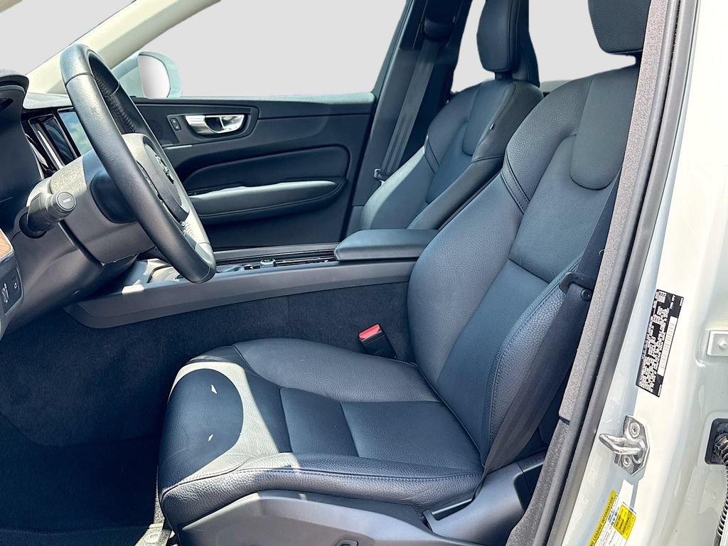 Used 2021 Volvo XC60 T5 Momentum w/ Premium Package FWD image 22