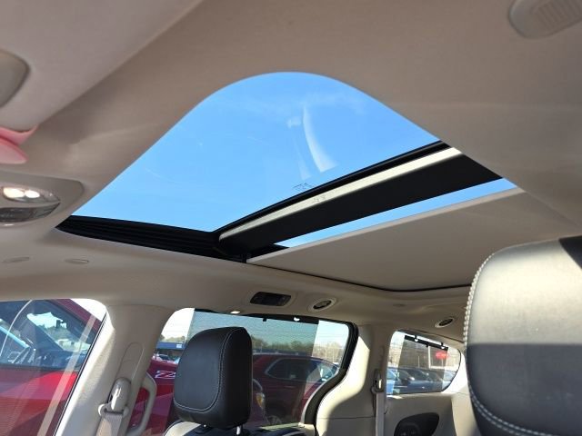 Used 2023 Chrysler Pacifica Limited w/ Uconnect Theater Family Group image 18