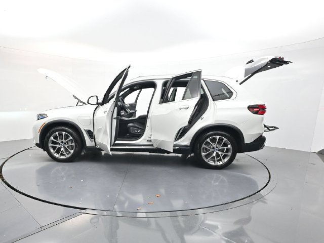 Used 2025 BMW X5 xDrive50e AWD/4WD image 45