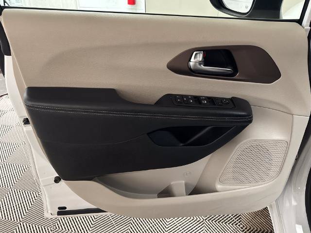 Used 2023 Chrysler Voyager LX FWD image 15