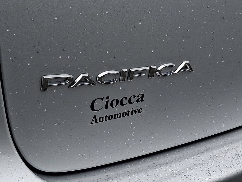 Used 2024 Chrysler Pacifica Touring-L FWD image 32