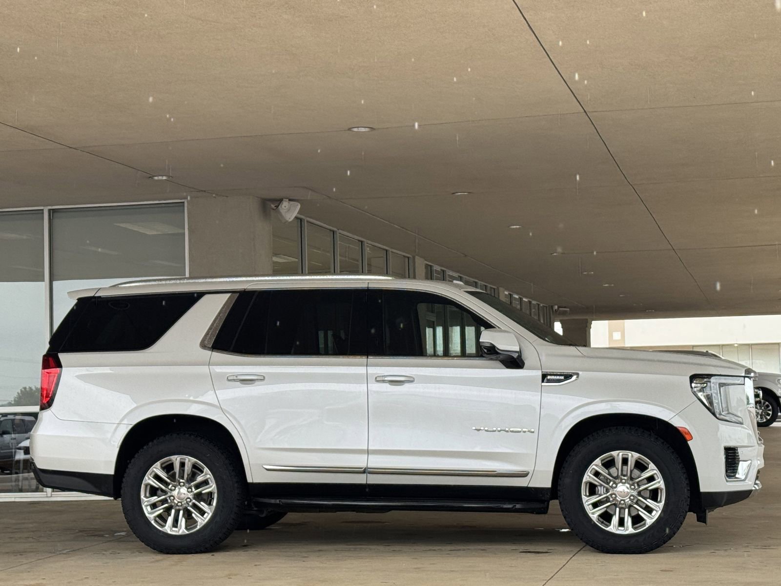 Used 2022 GMC Yukon SLT w/ SLT Luxury Package AWD/4WD image 3