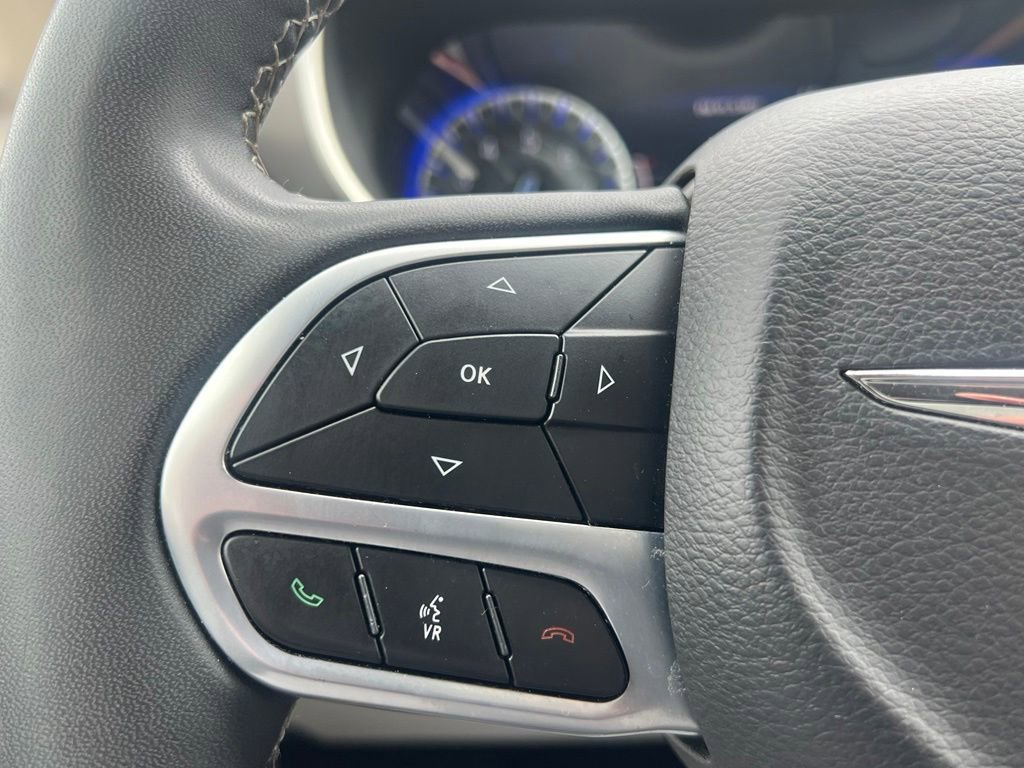 Used 2023 Chrysler Pacifica Touring-L FWD image 21