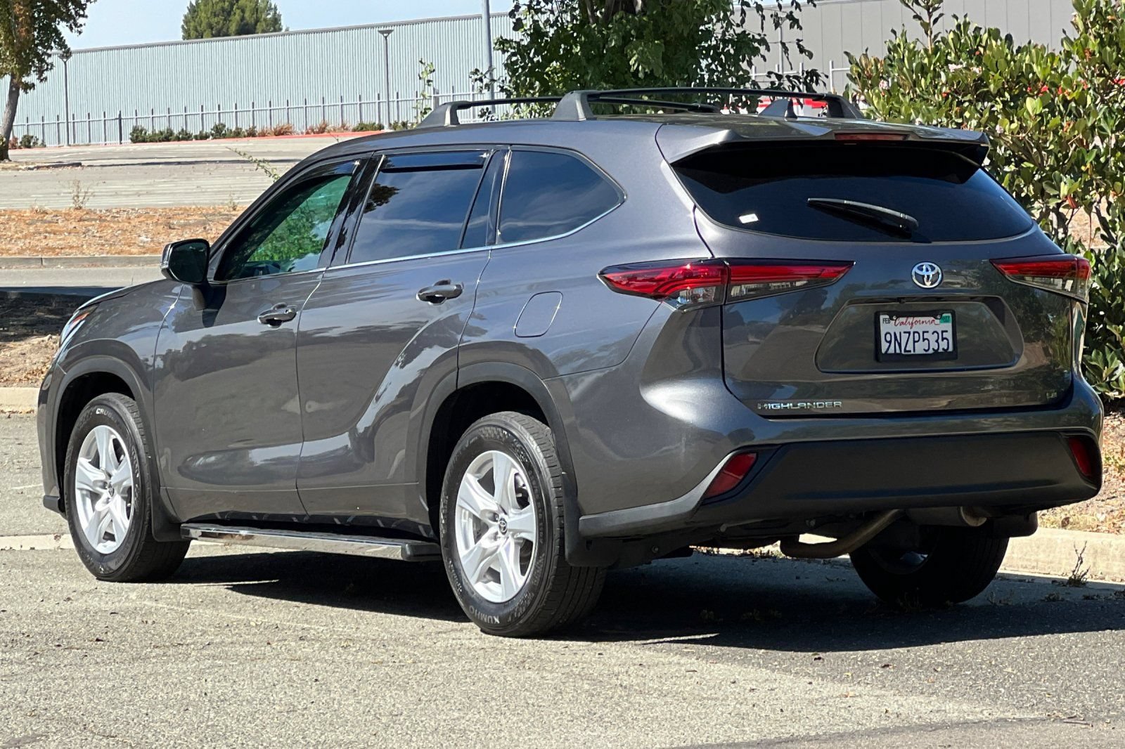 Used 2022 Toyota Highlander LE FWD image 5
