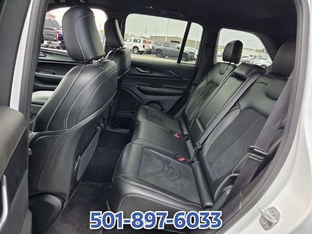 Used 2025 Jeep Grand Cherokee Altitude AWD/4WD image 10
