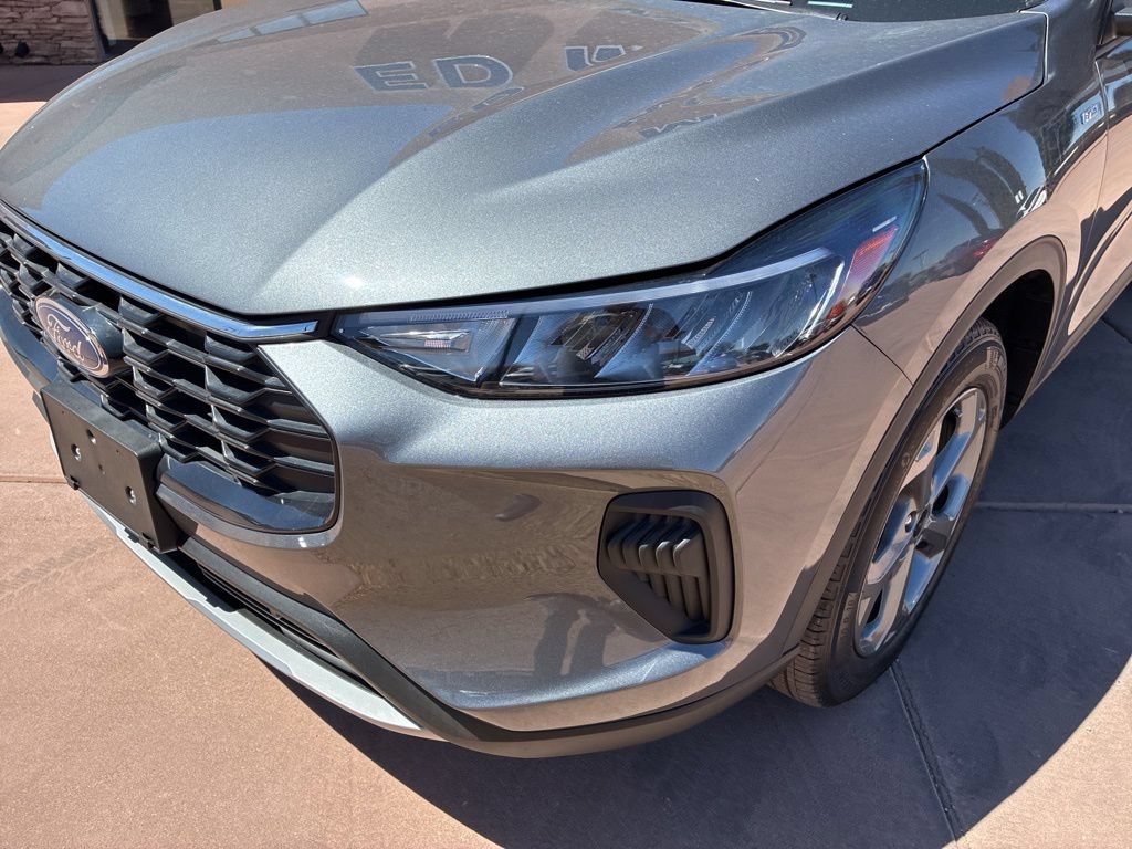 Certified 2025 Ford Escape ST-Line AWD/4WD image 3
