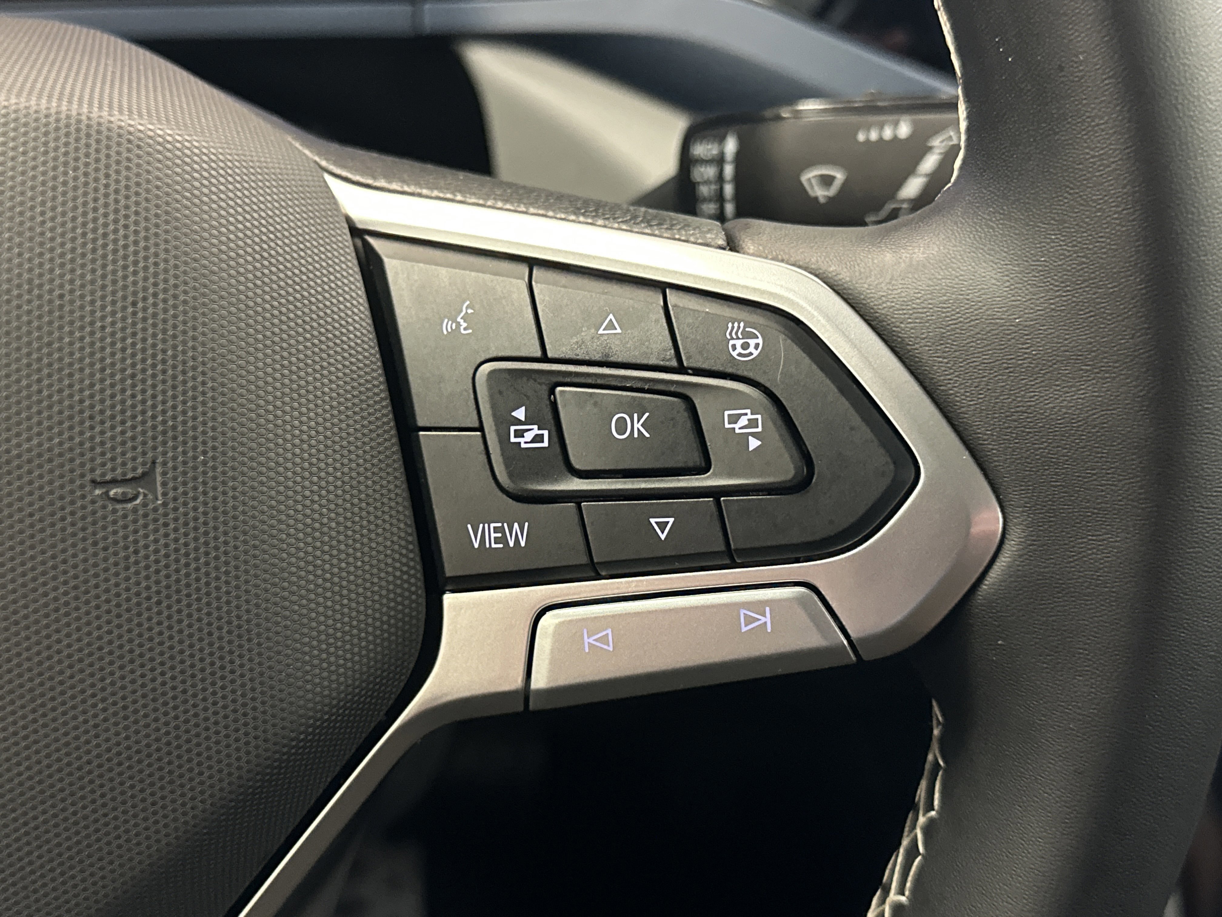 Used 2024 Volkswagen Taos SE image 32