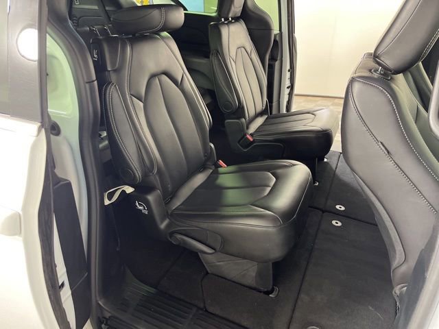 Used 2025 Chrysler Pacifica Select image 20