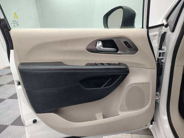Used 2023 Chrysler Pacifica Touring-L FWD image 20