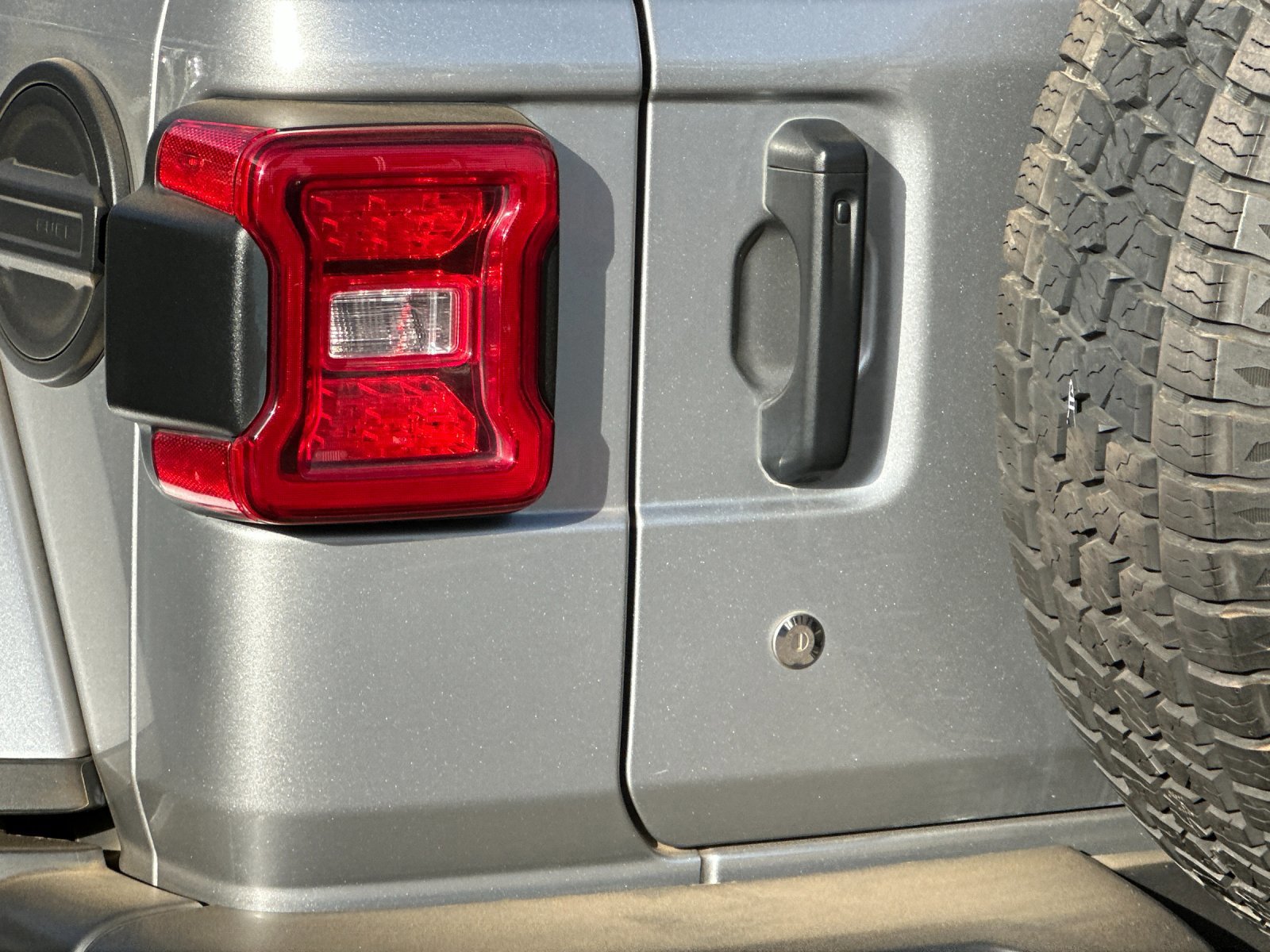 Used 2018 Jeep Wrangler Unlimited Sahara w/ Safety Group image 26