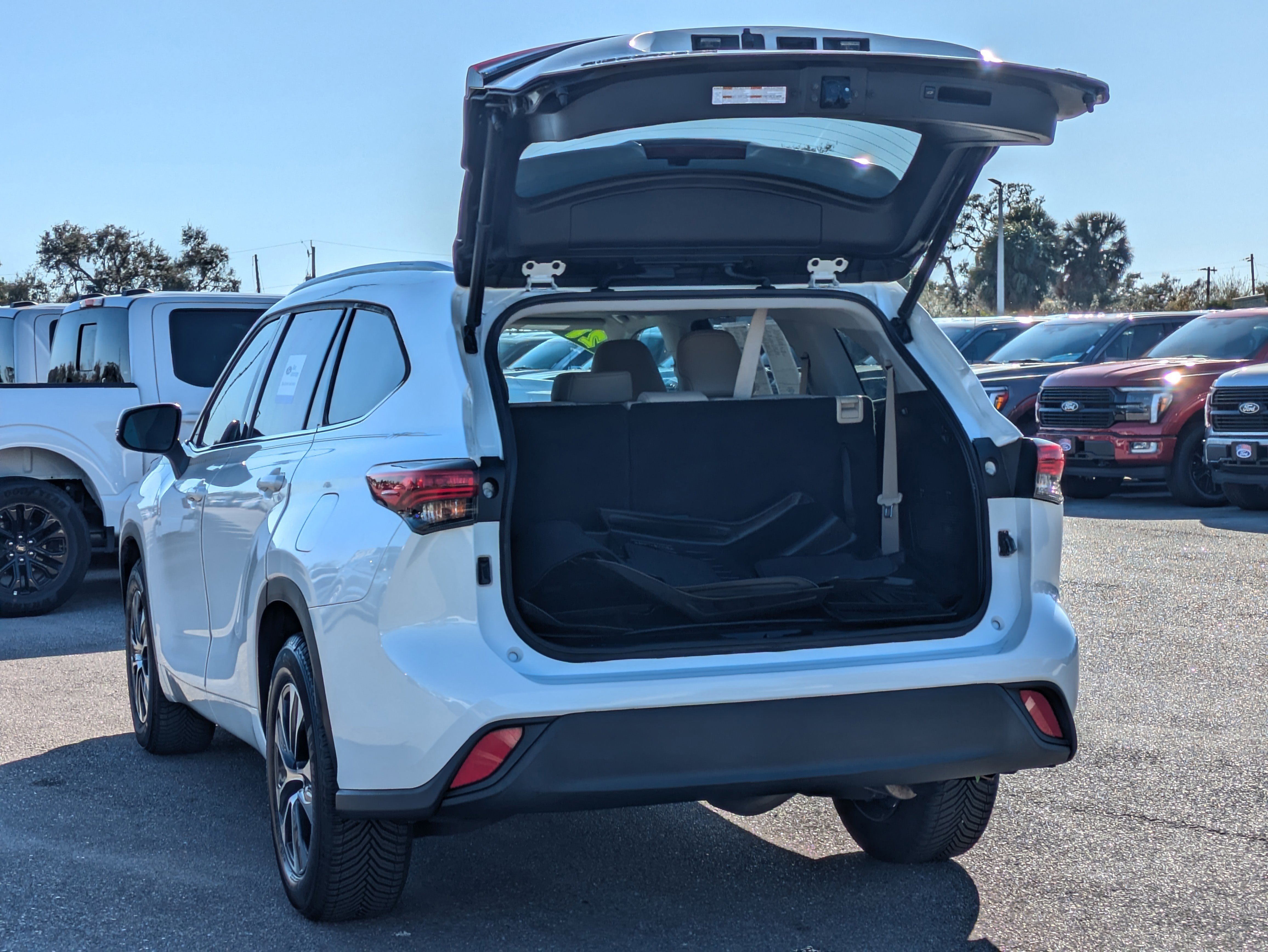 Used 2021 Toyota Highlander XLE image 3