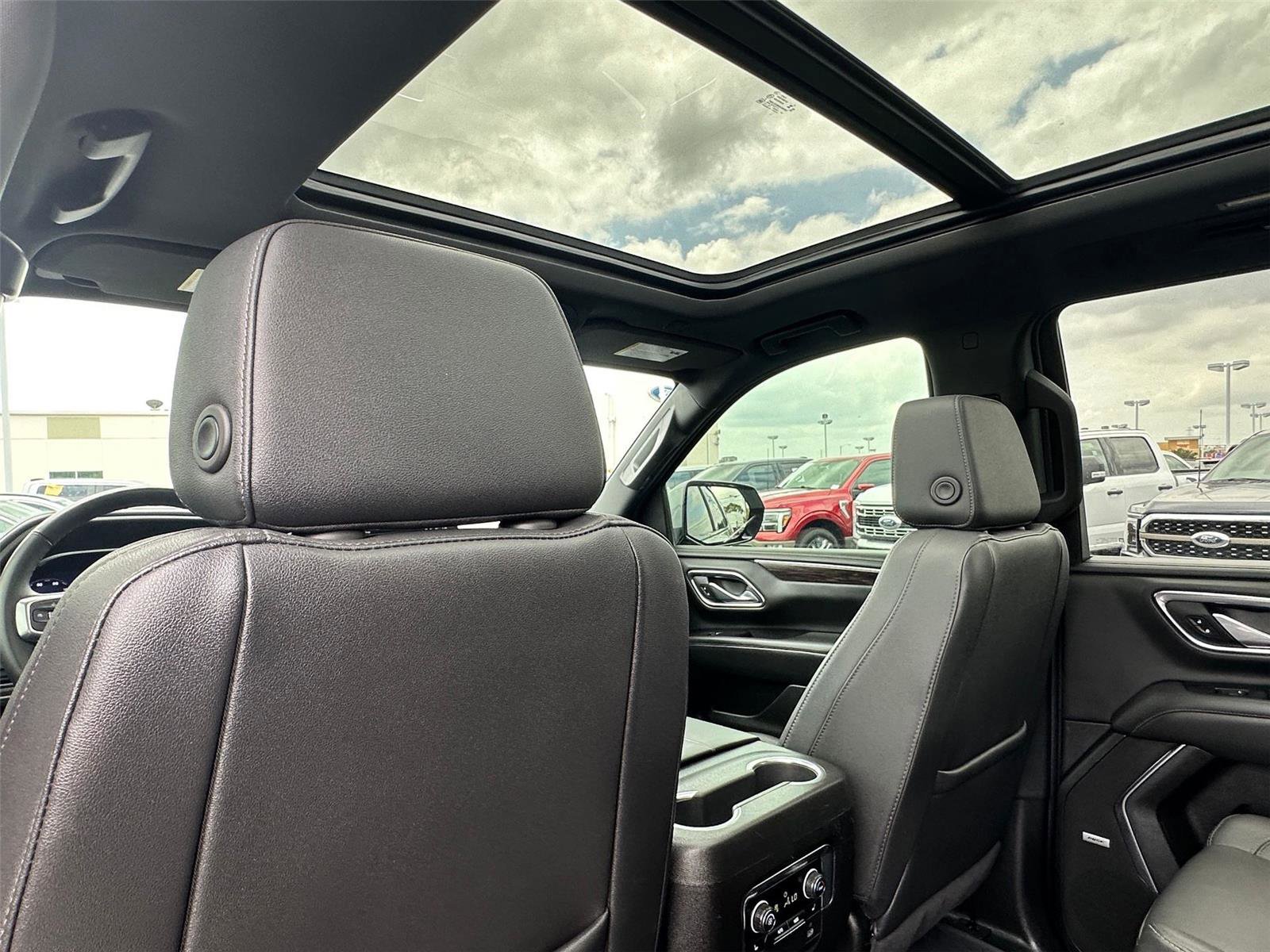 Used 2024 Chevrolet Tahoe Z71 w/ Luxury Package image 29