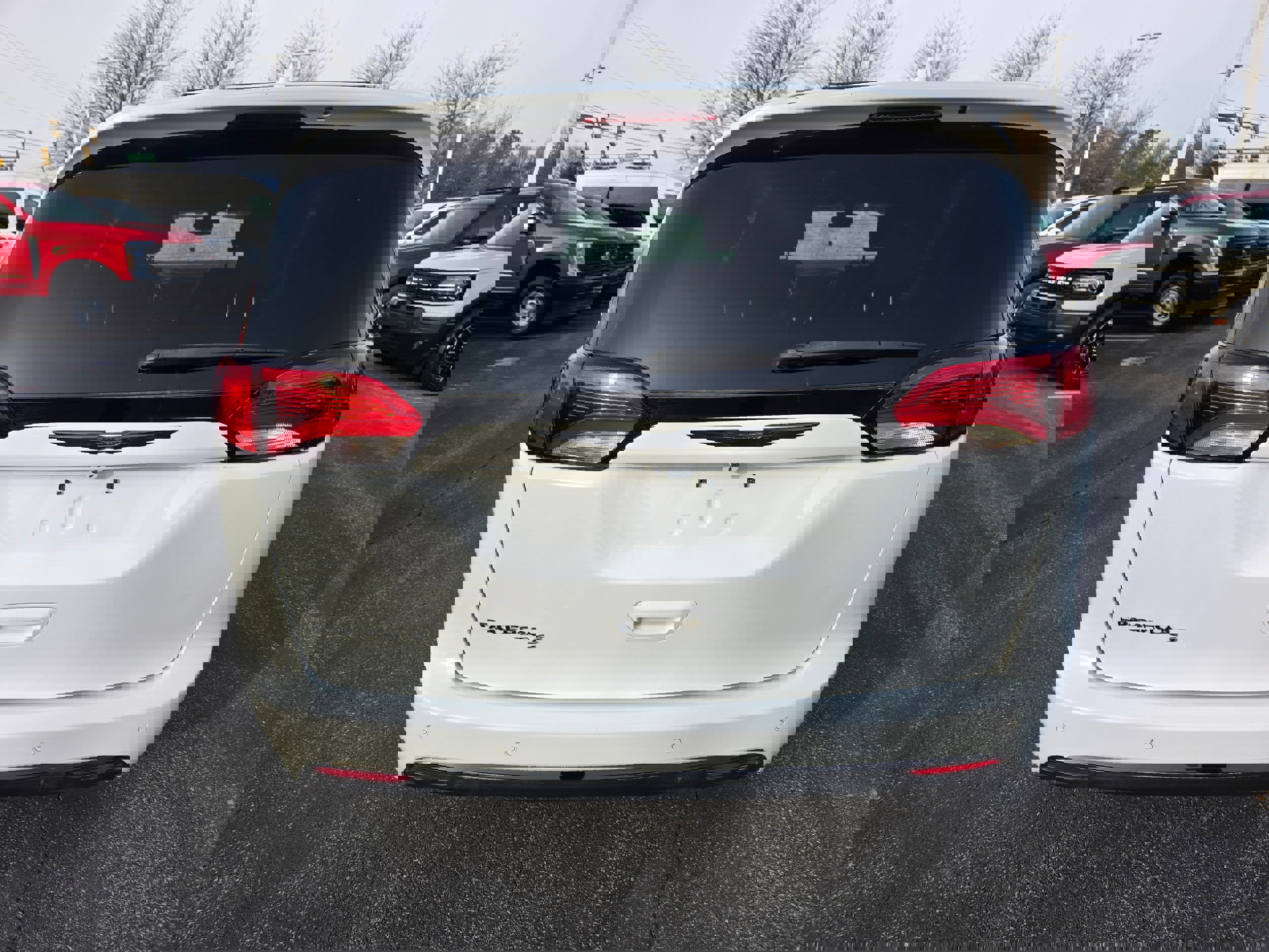 Used 2018 Chrysler Pacifica Touring-L Plus image 4