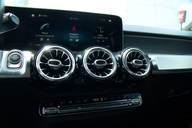 Used 2021 Mercedes-Benz GLB 250 4MATIC w/ Premium Package image 23