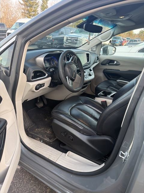Used 2022 Chrysler Pacifica Touring-L image 7