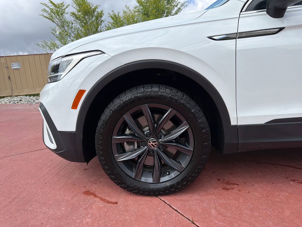 Used 2022 Volkswagen Tiguan SE AWD/4WD image 40
