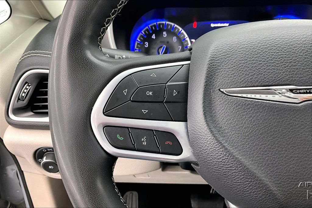 Used 2023 Chrysler Pacifica Touring-L FWD image 18