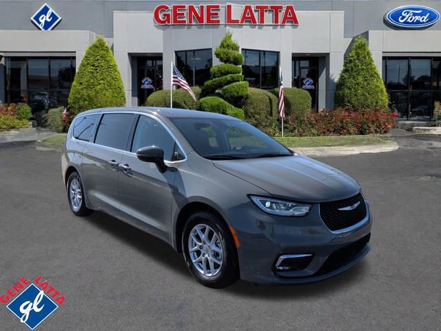 Used 2023 Chrysler Pacifica Touring-L FWD image 7