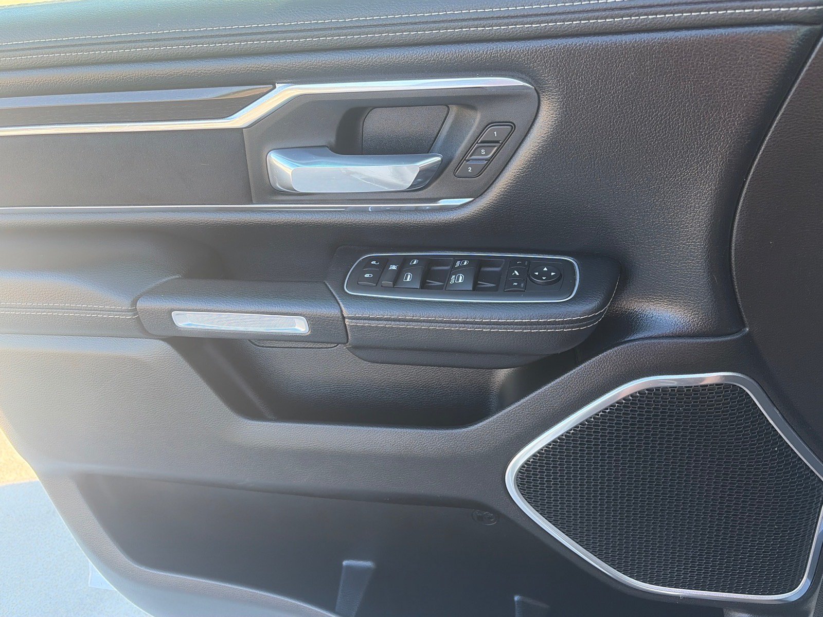 Used 2022 RAM 1500 Laramie AWD/4WD image 16