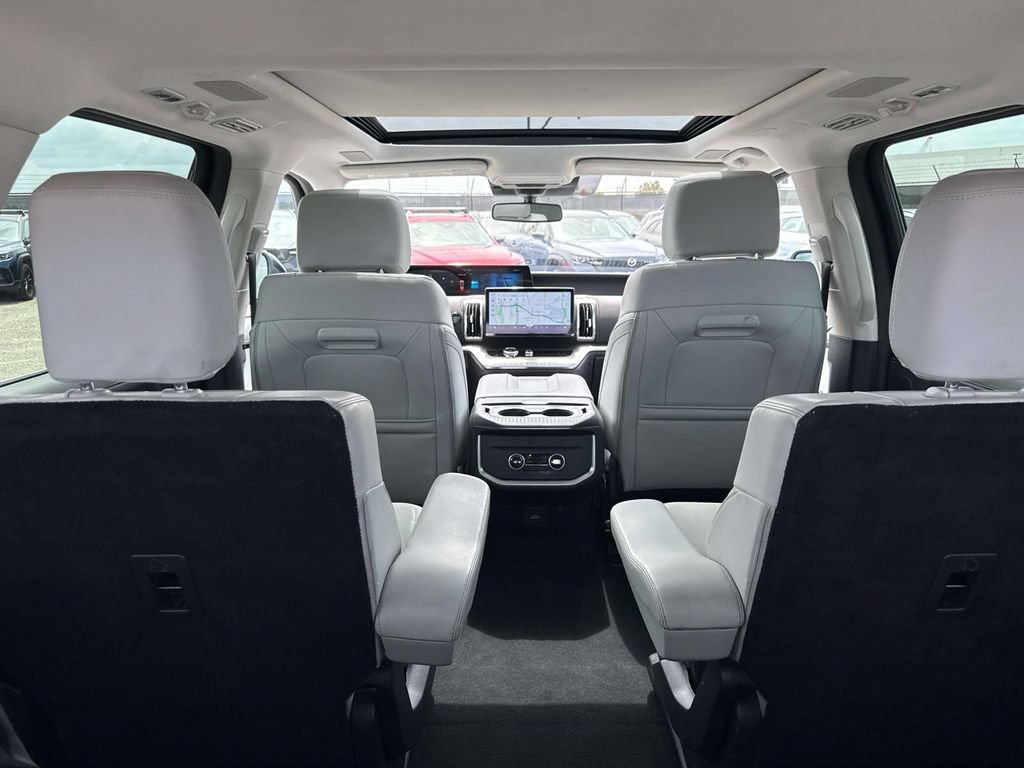 Certified 2025 Ford Expedition Platinum w/ Driver's Package AWD/4WD image 10