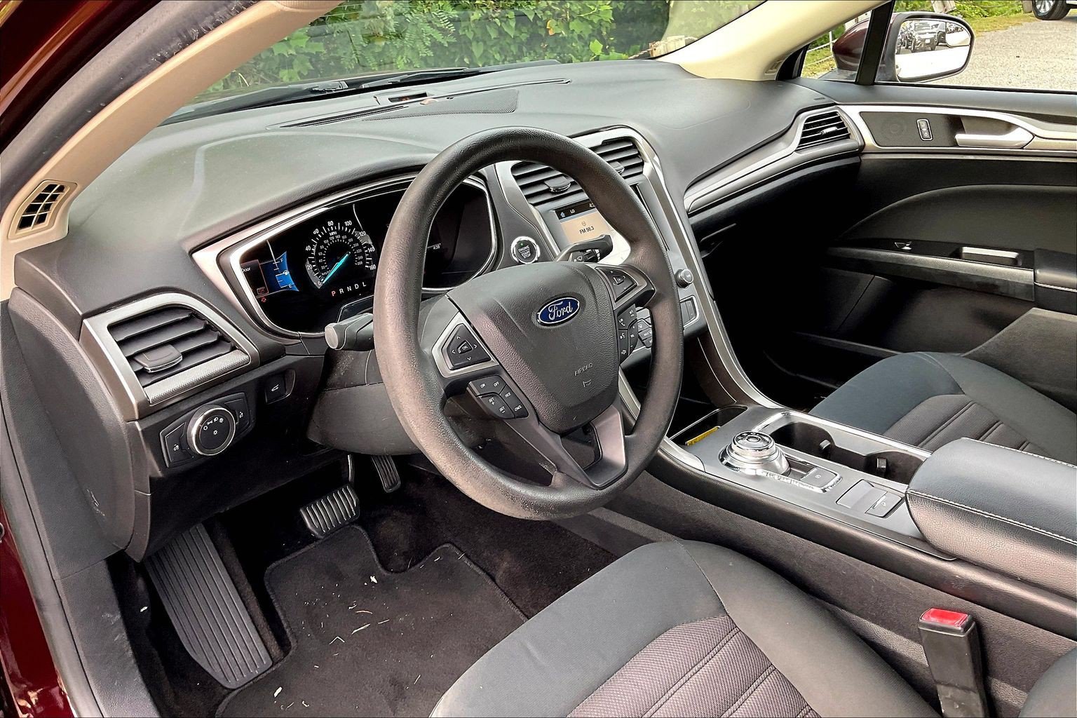 Certified 2017 Ford Fusion SE w/ Fusion SE Technology Package FWD image 14
