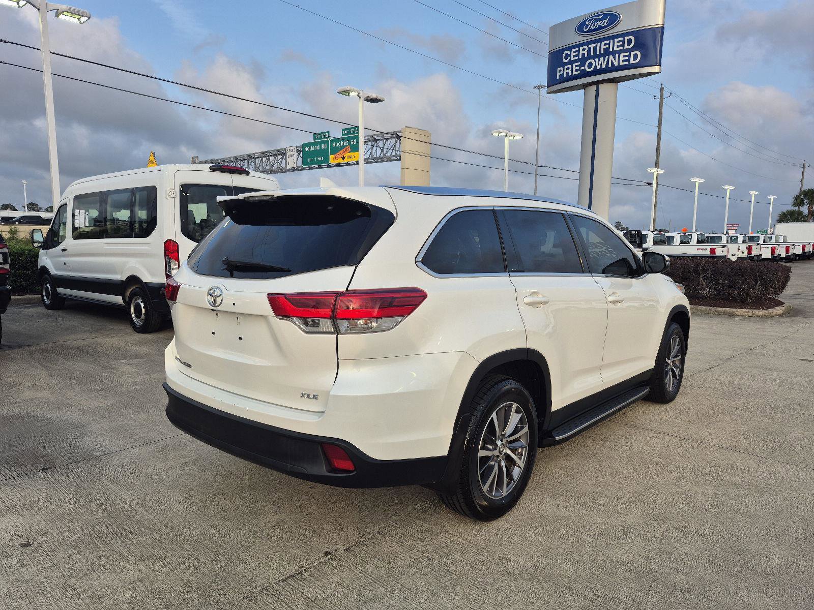 Used 2019 Toyota Highlander XLE FWD image 4