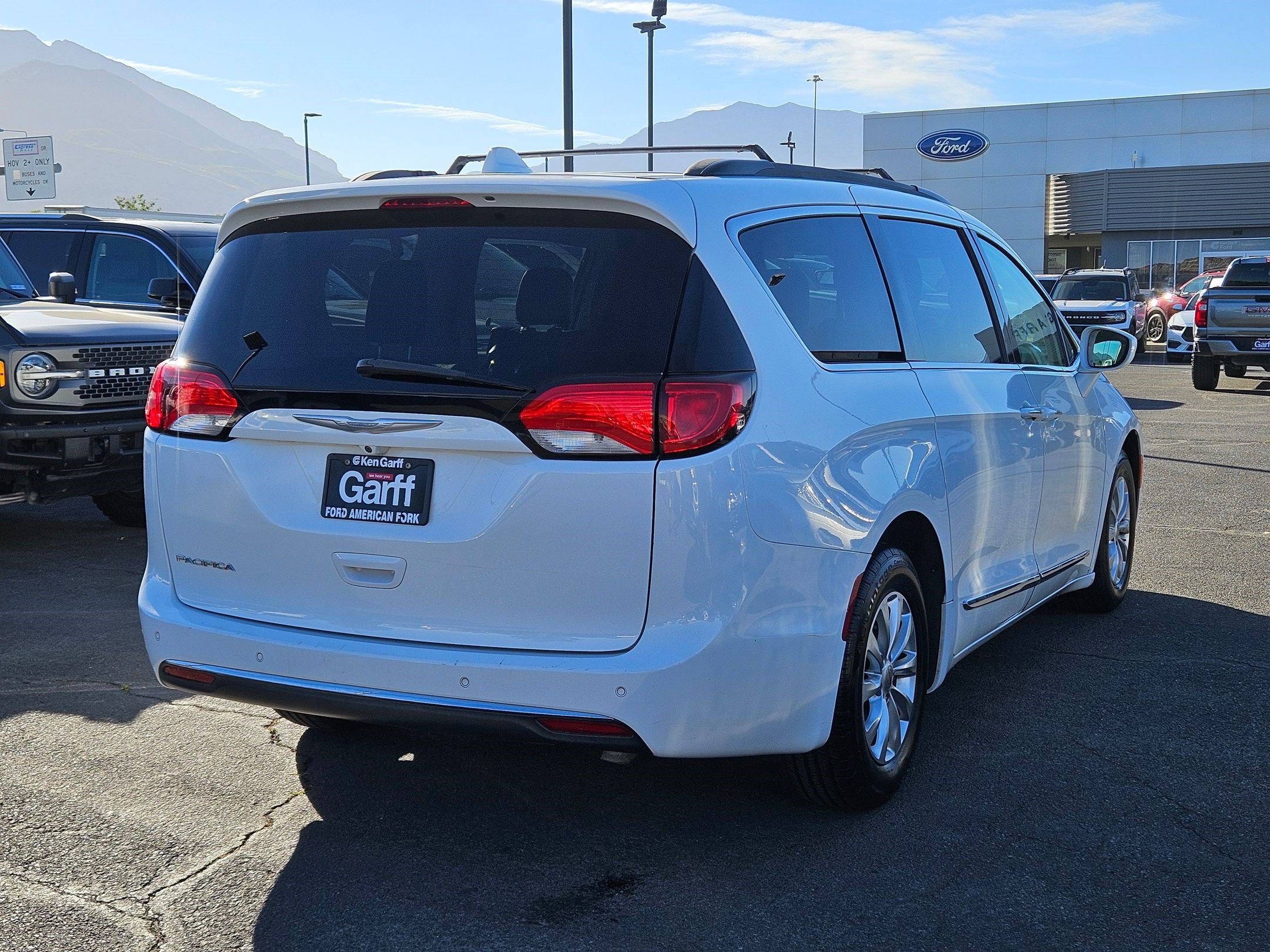 Used 2017 Chrysler Pacifica Touring-L FWD image 3