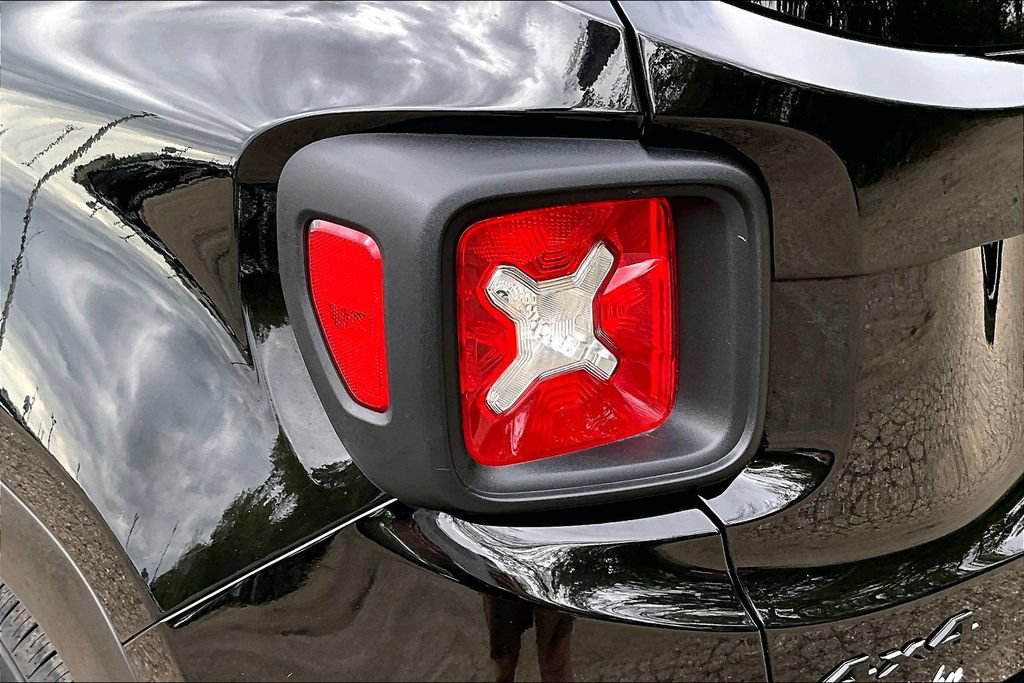 Used 2023 Jeep Renegade Latitude AWD/4WD image 29