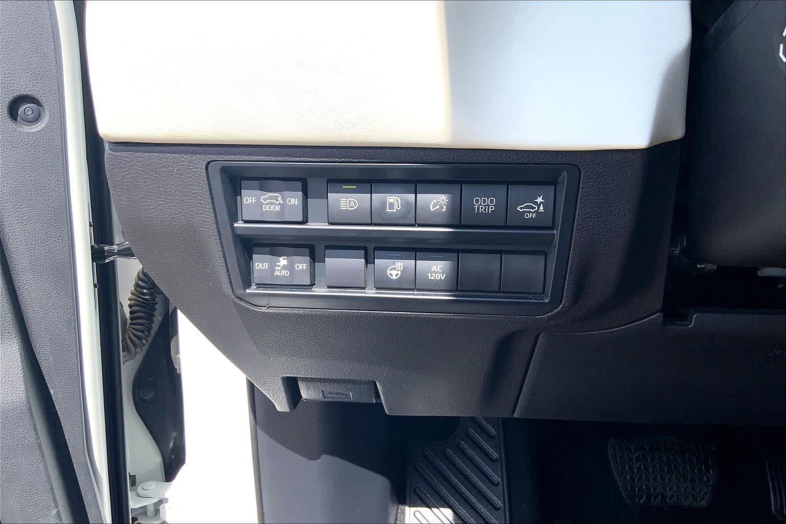 Used 2024 Toyota Sequoia Capstone AWD/4WD image 36