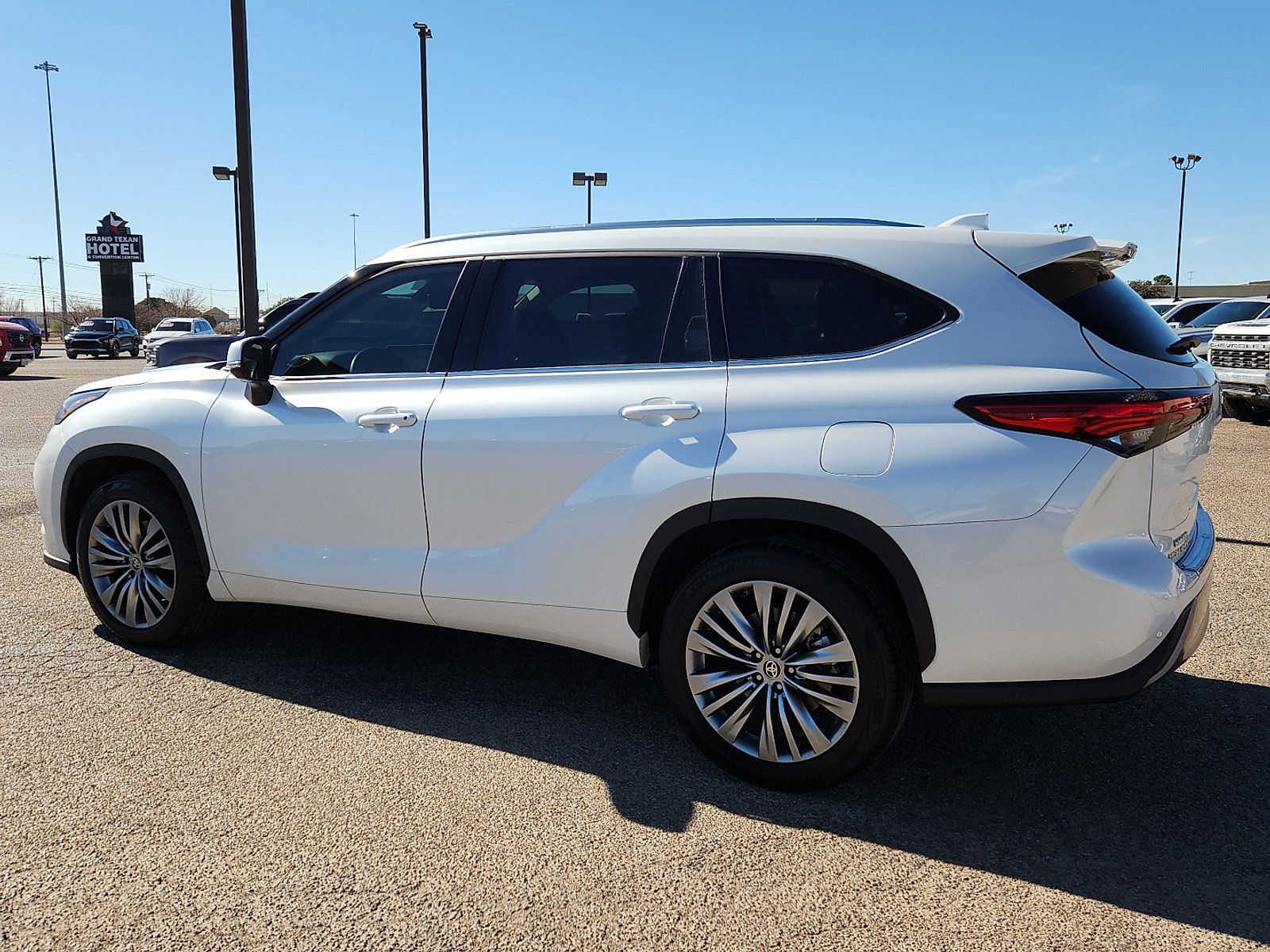Used 2022 Toyota Highlander Platinum image 2