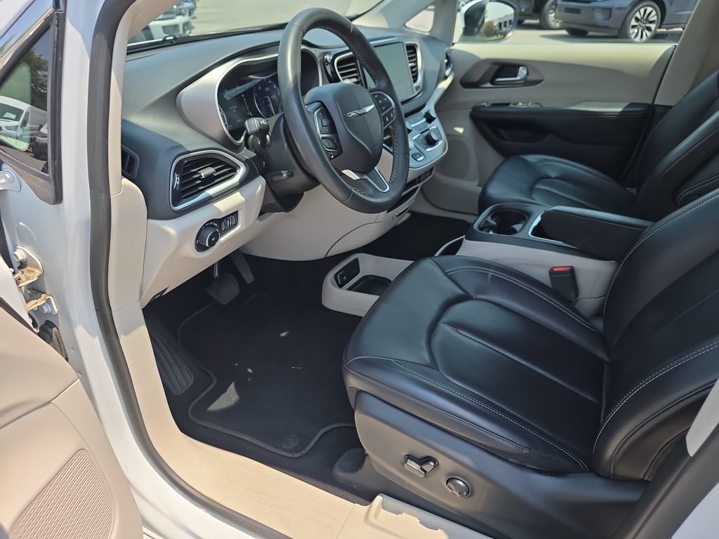 Used 2023 Chrysler Pacifica Touring-L FWD image 11