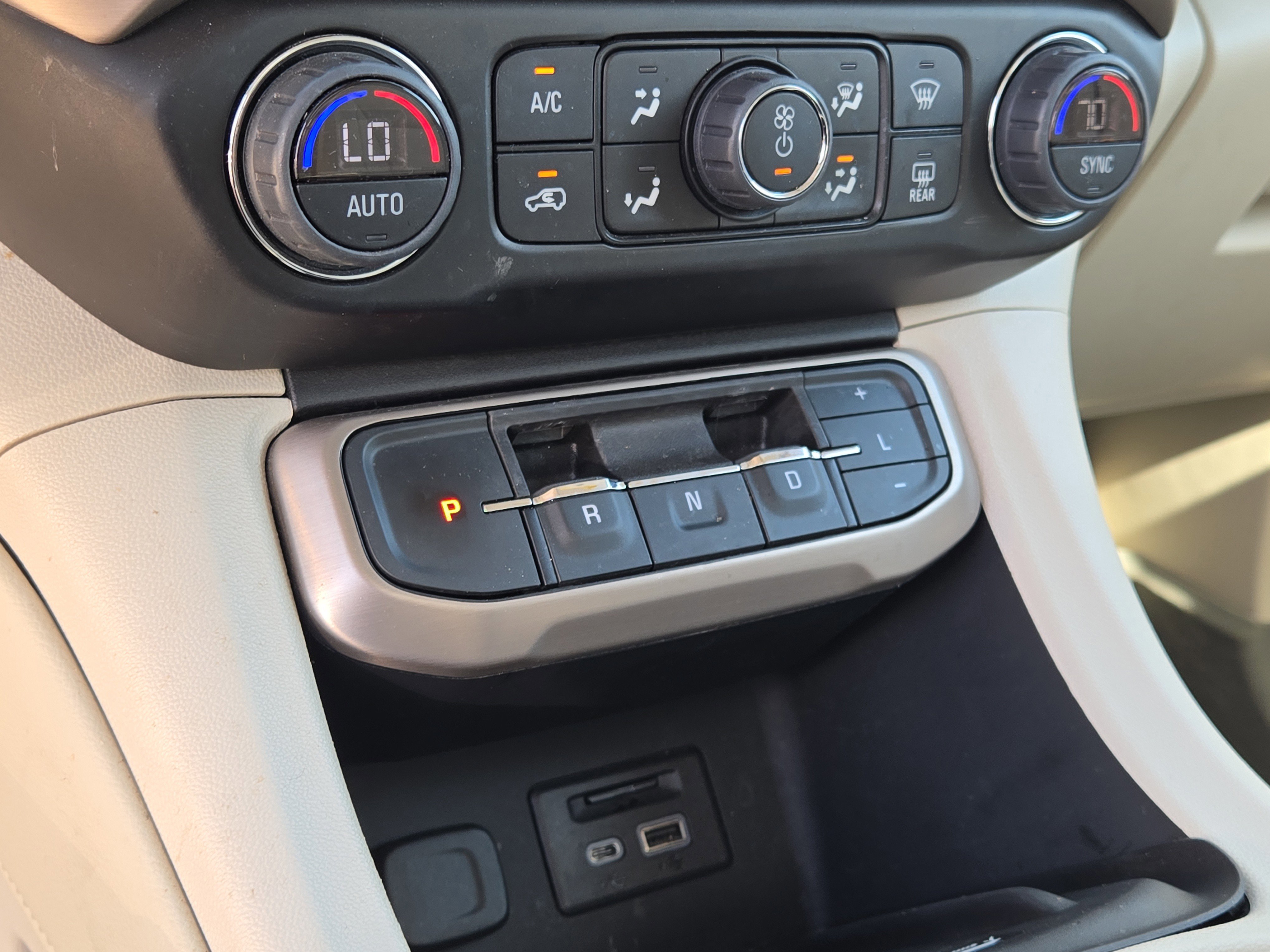 Used 2023 GMC Acadia Denali w/ Denali Technology Package FWD image 32