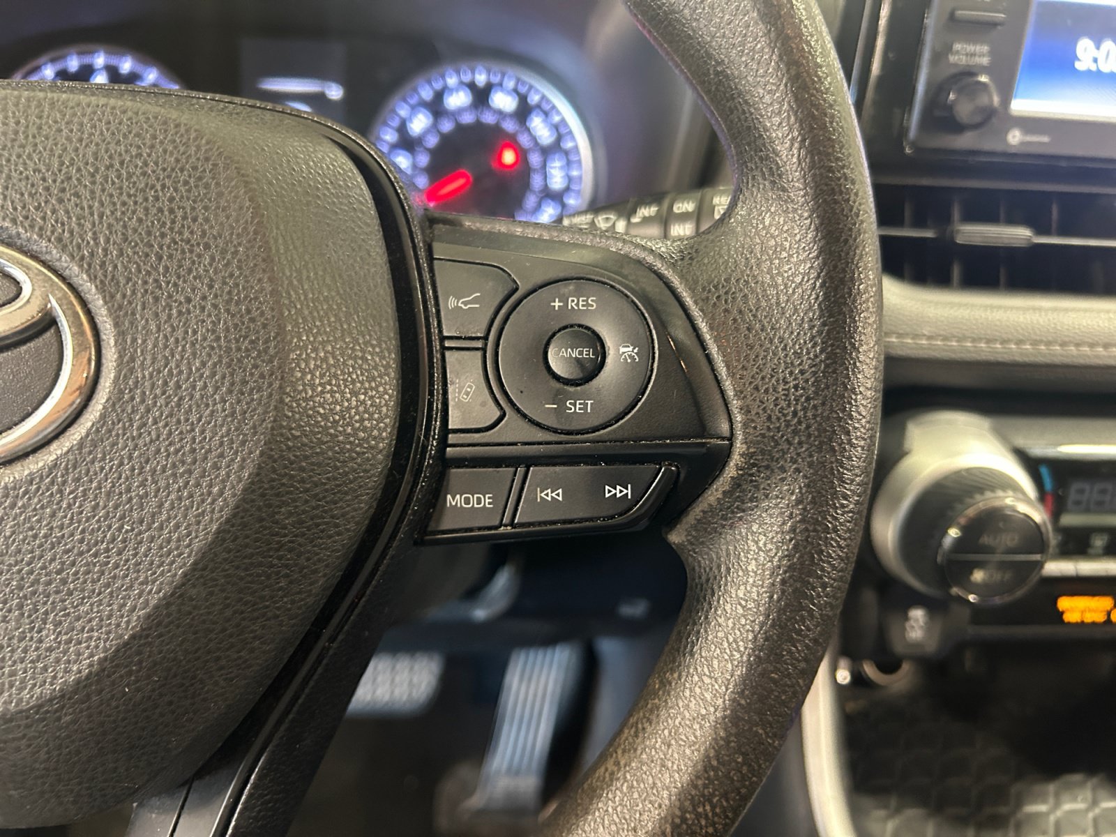 Used 2021 Toyota RAV4 XLE FWD image 17
