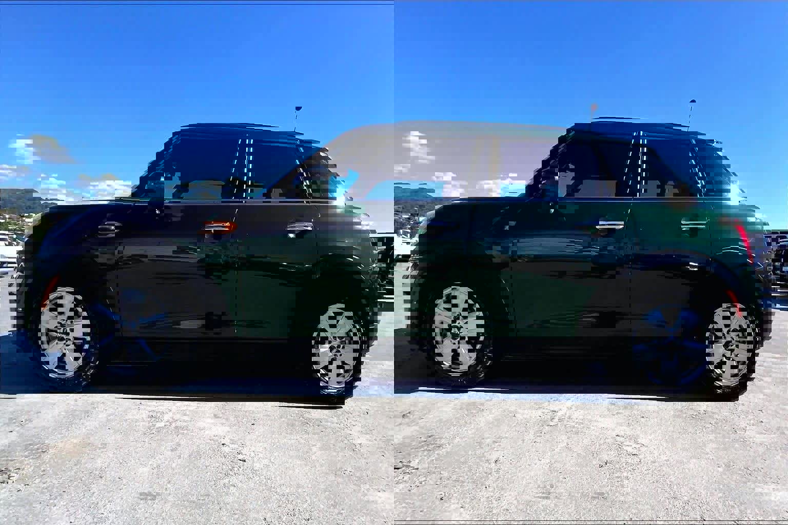 Used 2017 MINI Cooper 4-Door Hardtop image 3