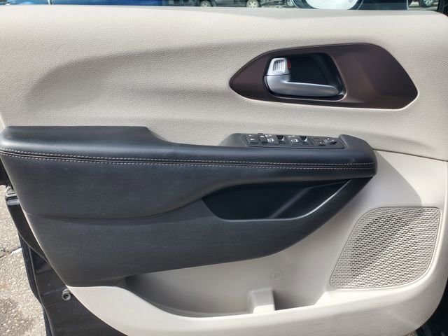 Used 2017 Chrysler Pacifica Touring-L Plus w/ Advanced Safetytec Group image 7