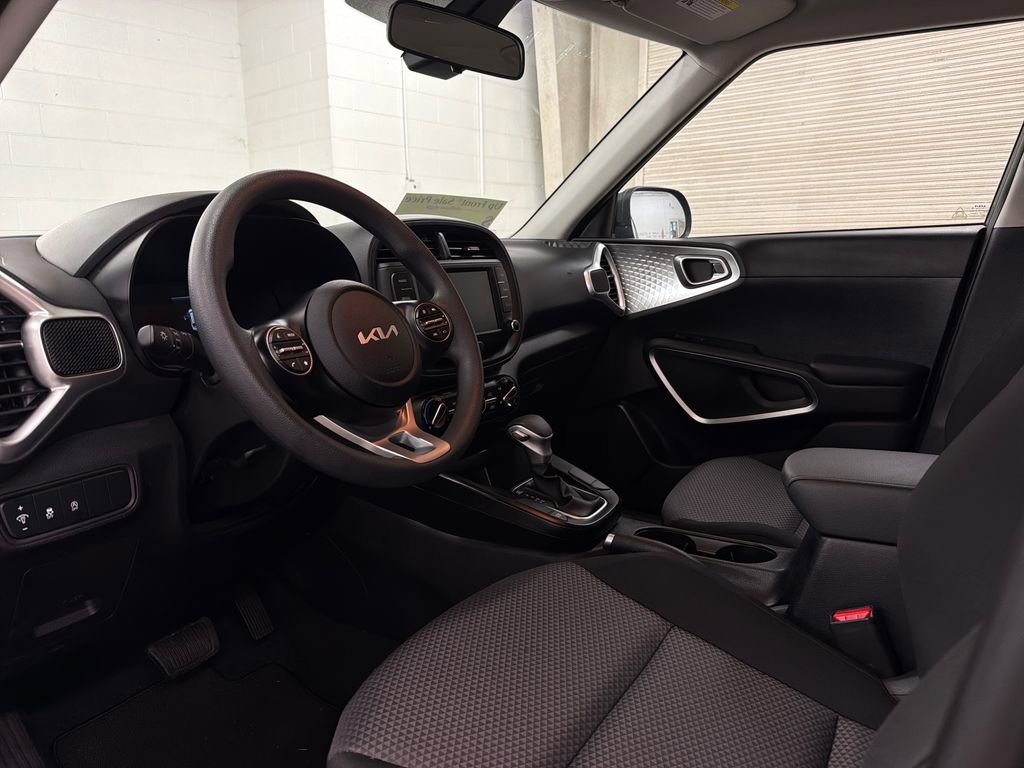 Used 2025 Kia Soul LX w/ LX Technology Package FWD image 5