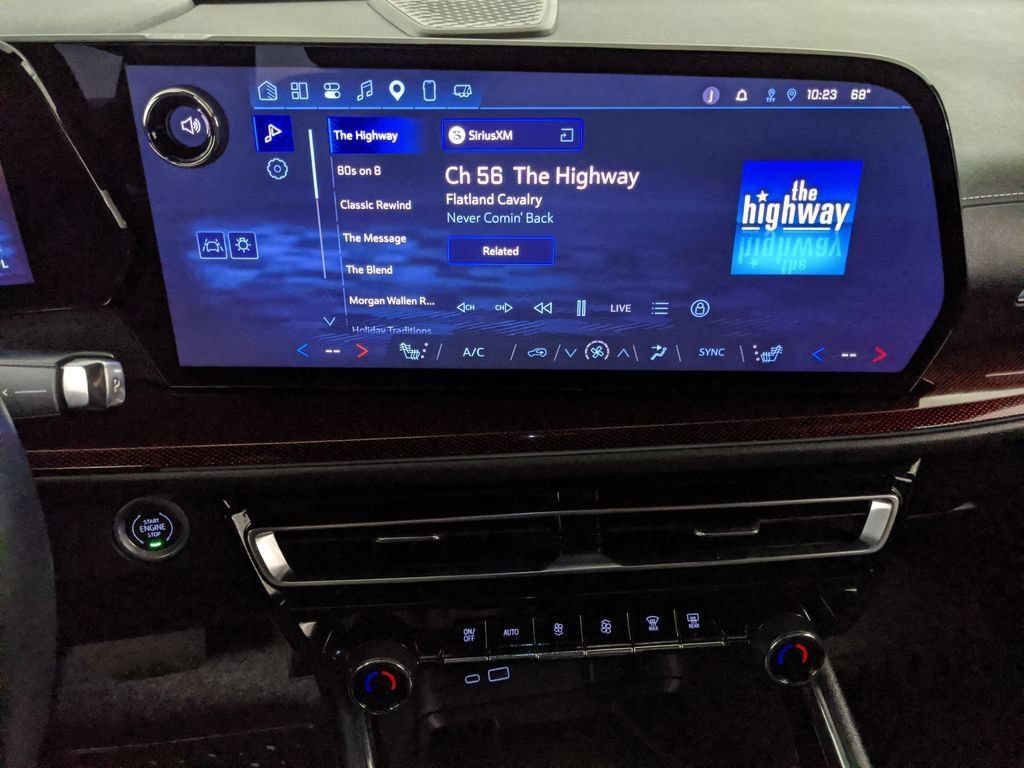 Used 2025 Chevrolet Traverse Z71 w/ Enhanced Driving Package AWD/4WD image 8