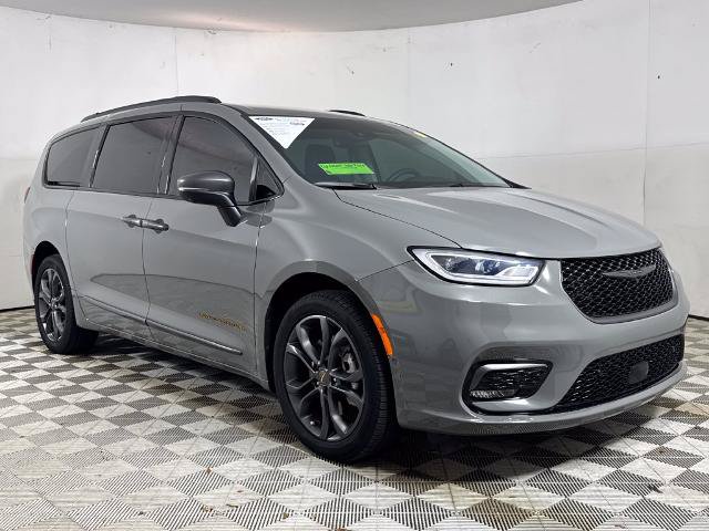 Used 2023 Chrysler Pacifica Touring-L w/ Road Tripper Package