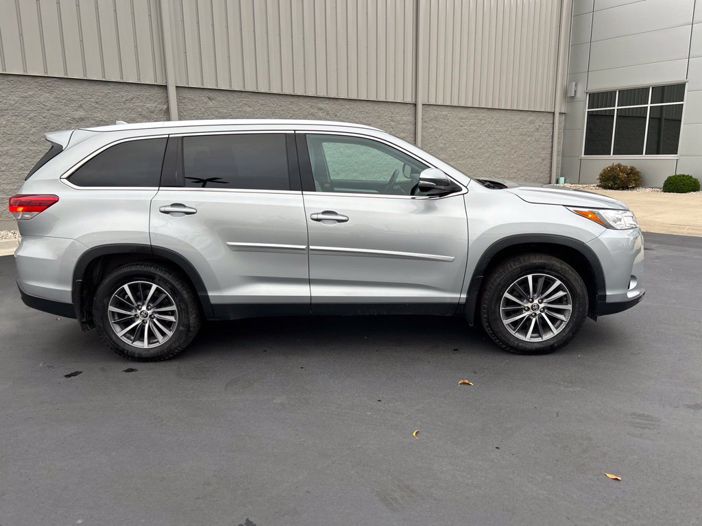 Used 2019 Toyota Highlander XLE AWD/4WD image 7