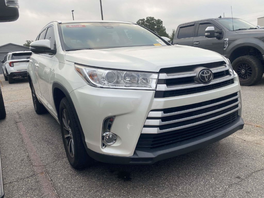 Used 2018 Toyota Highlander XLE FWD image 1