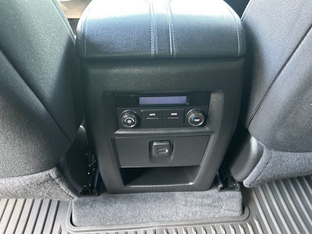 Used 2023 Chevrolet Traverse LT FWD image 26